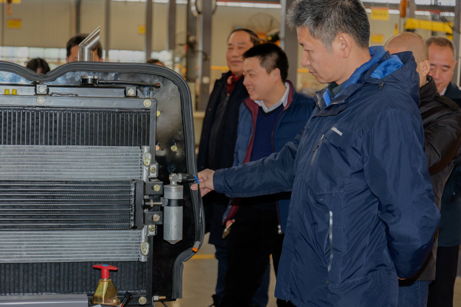 廣西柳工機(jī)械股份有限公司總裁黃海波一行到重慶勤?？疾旖涣? title=
