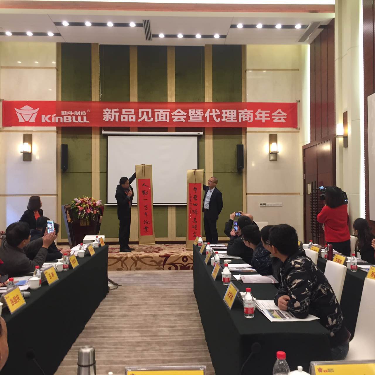 實(shí)業(yè)興邦，產(chǎn)業(yè)報(bào)國(guó)：2017，擼起袖子加油干
